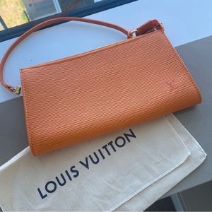 Louis Vuitton
Pochette Accessoire leather handbag